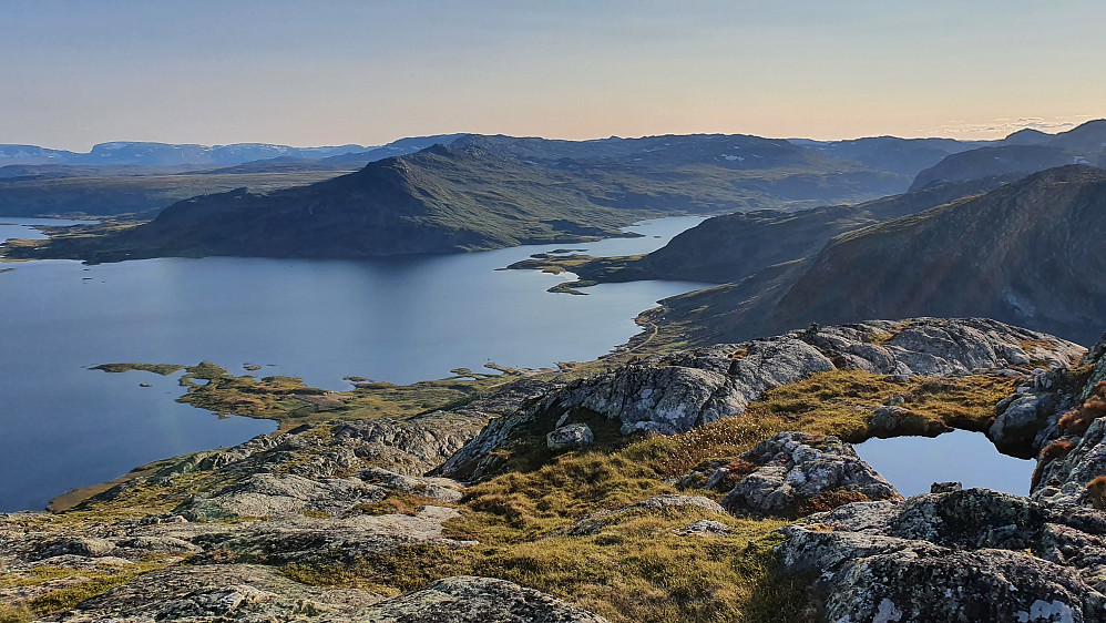 Utsikt ned mot Toviki fra Djupsnuten (1493). På hitsiden av Djupsvatnet og temmelig nøyaktig midt i bildet, ses parkeringsplassen.