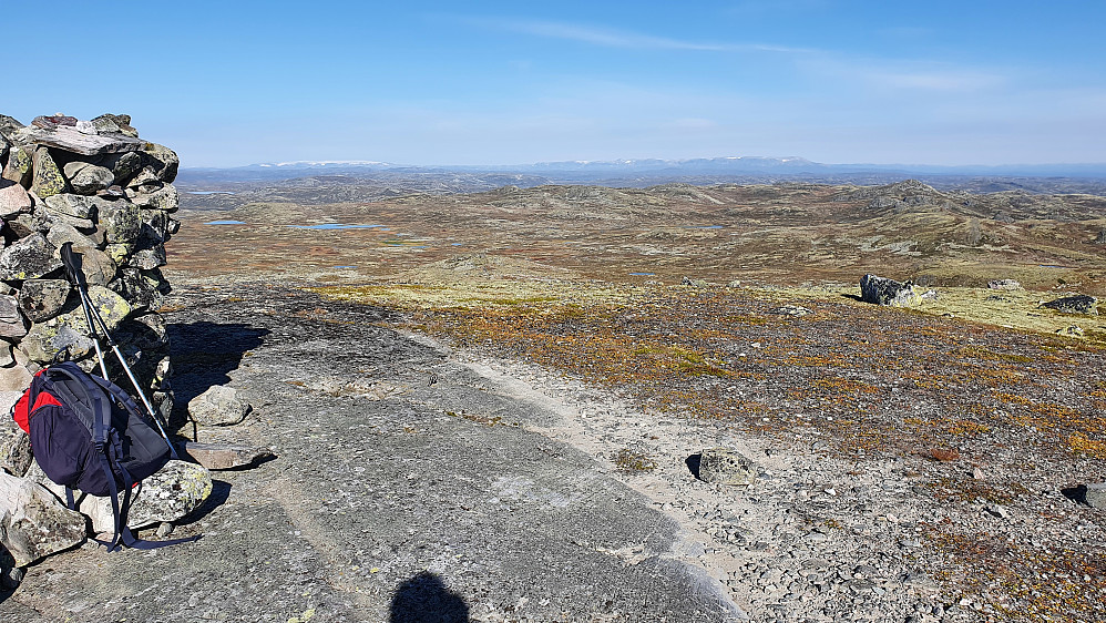 Utsikt mot nordvest fra toppen av Synhovd. Fjellet langt bak til venstre med isbre på toppen, er Hardangerjøkulen. Hallingskarvet ses litt til høyre for midten av bildet.