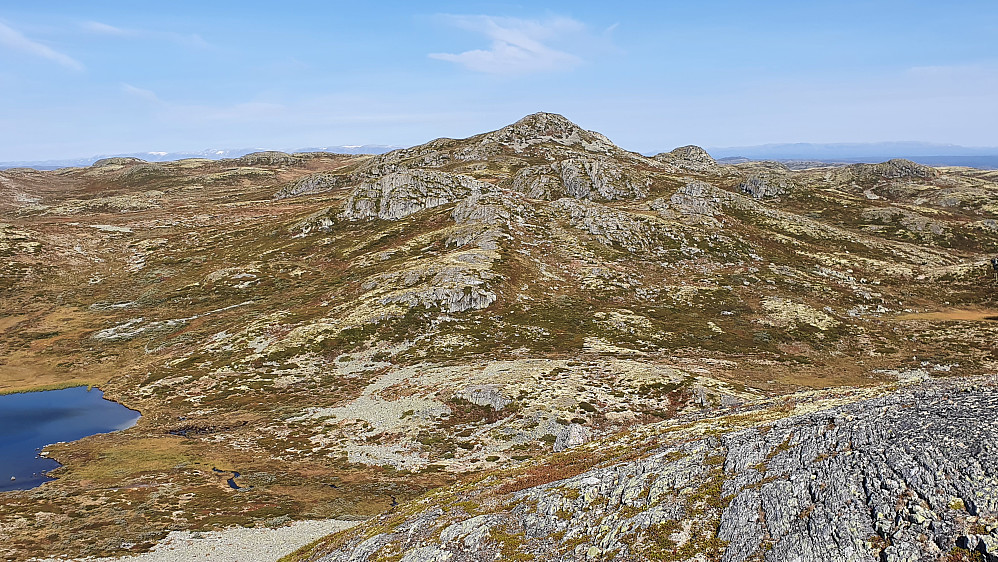 Jeg står i nærheten av toppen på Gamleseternuten Nordvest (1343) og ser over mot neste turmål, Skinnuten (1382).