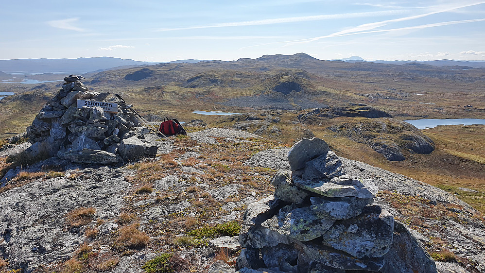 Vardene på toppen av Skinnuten (1382). I bakgrunnen litt til høyre er Synhovd (1437). Langt bak i det fjerne og enda litt mer til høyre, ses Gaustatoppen.