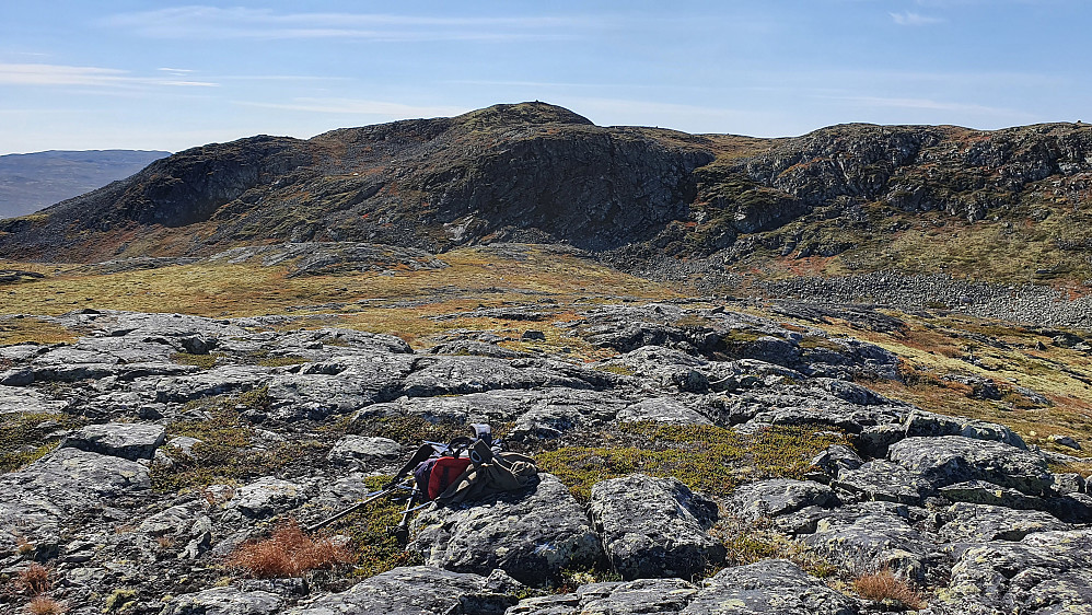 Vikstulnuten (1410) sett fra toppen av Vikstulnuten Nordøst (1387). Jeg gikk opp litt til høyre, der den bratte fjellsiden på Vikstulnuten er mindre bratt.