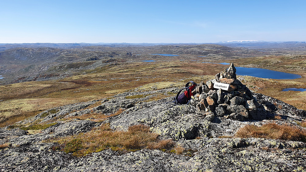 På toppen av Vikstulnuten (1410), eller Vikstølnuten, som skiltet på varden sier. Utsikt mot vest. Langt bak til høyre ses Hardangerjøkulen.