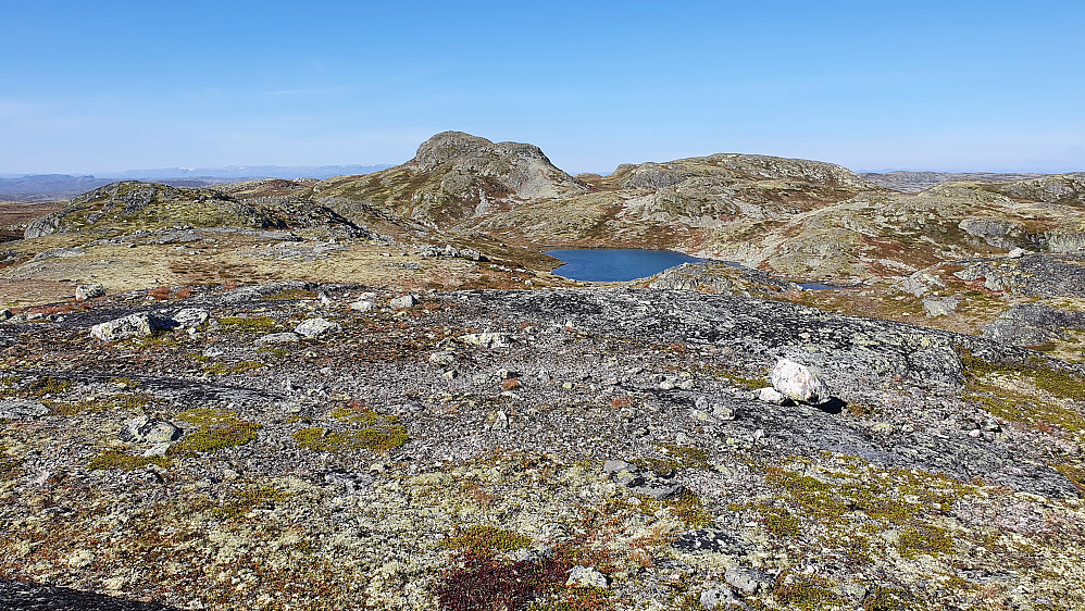 Jeg står på Grånuten (1365) og ser tilbake mot Vikstulnuten (1410). Den lavere og slakere høyden mer til høyre er Vikstulnuten Nordøst (1387).