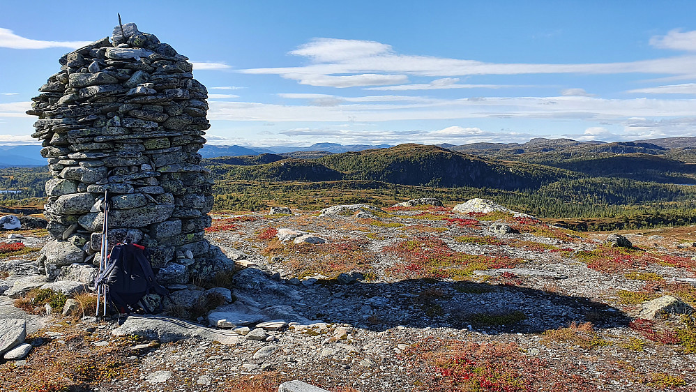 Flott toppvarde på Toskardfjellet (1092). Utsikt mot nordvest. Fjellet nærmest i bakgrunnen litt til høyre, er Bergetseterfjellet (1107), som var mitt neste turmål.