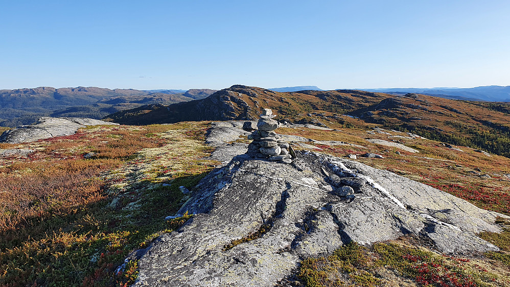Herlig fjellterreng i strålende ettermiddagssol. På toppen av Toskardfjellet Sørvest (1083). Bak og midt i bildet er Ulefjell (1092).
