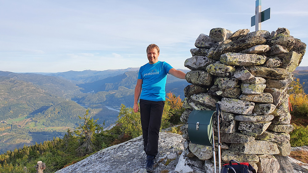 Ved toppvarden på Beia. Nedenfor til venstre er Hallingdal. Bildet er tatt mot sørøst.