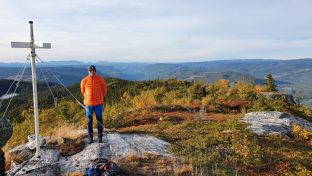 Utsikt nordover fra Beia. Midt i bildet og helt bakerst skimtes noen av tindene i Jotunheimen.