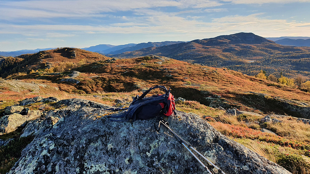 På Langfjellet N1 (1088). Bak til venstre er Langfjellet (1089). Det store fjellet til høyre er Skarpenord (1215).