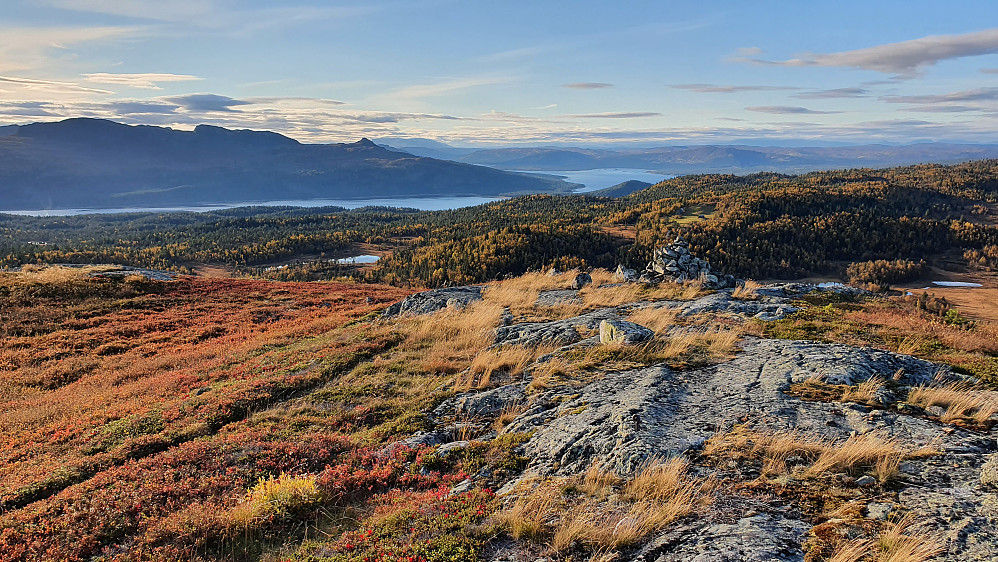 Trig.punktet på Langfjellet N3 (1074) er noen meter lengre framme til høyre. Den spisse toppen bak og litt til venstre, er Sveinsnuten (1157). Det store vannet er Tunhovdfjorden.