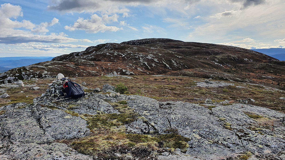 En liten stopp på toppen av Kristnatten Nord (1011), før jeg fortsatte mot toppen bak, som er selve Kristnatten (1076).