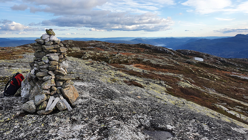 Toppvarden på Turufjellet (1055). Utsikt mot sørøst. Litt av innsjøen Krøderen ses ganske langt bak til høyre i bildet.