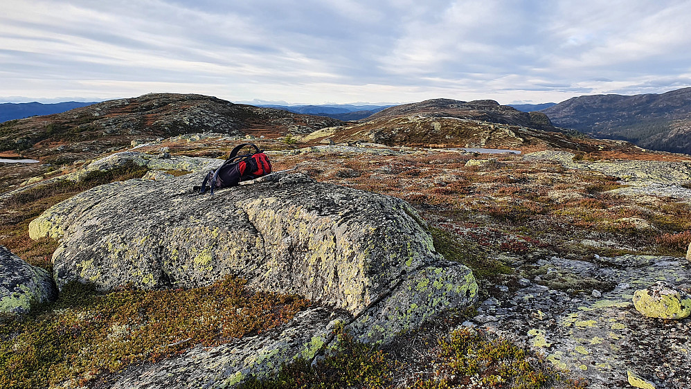 På toppen av Turufjellet Sørøst (1032). Bak til venstre er Turufjellet (1055). Til høyre og lengre bak, ses bl.a. Kristnatten (1076).