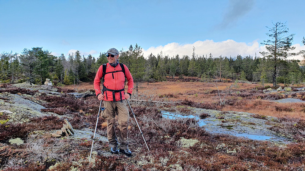 På vei mot Lauvskardfjellet. Stien er ikke veldig lett å se her, men små varder til venstre i bildet viser hvor den går.