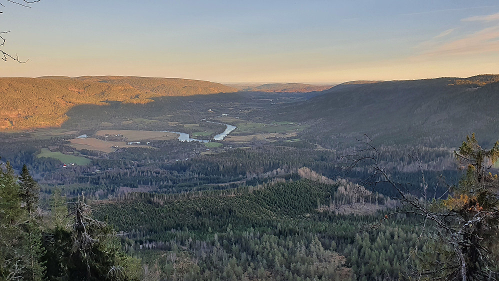 Utsikt østover fra Eggaraksla. I dalbunnen renner Lågen.
