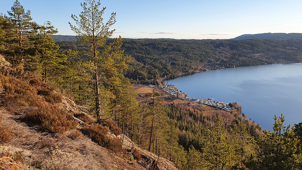 Buttingsrud Camping sett fra Grøterudberget.