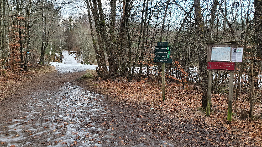 I krysset like vest for parkeringen var det infotavle og godt skiltet. Her fulgte jeg stien som går innover i bildet til venstre.