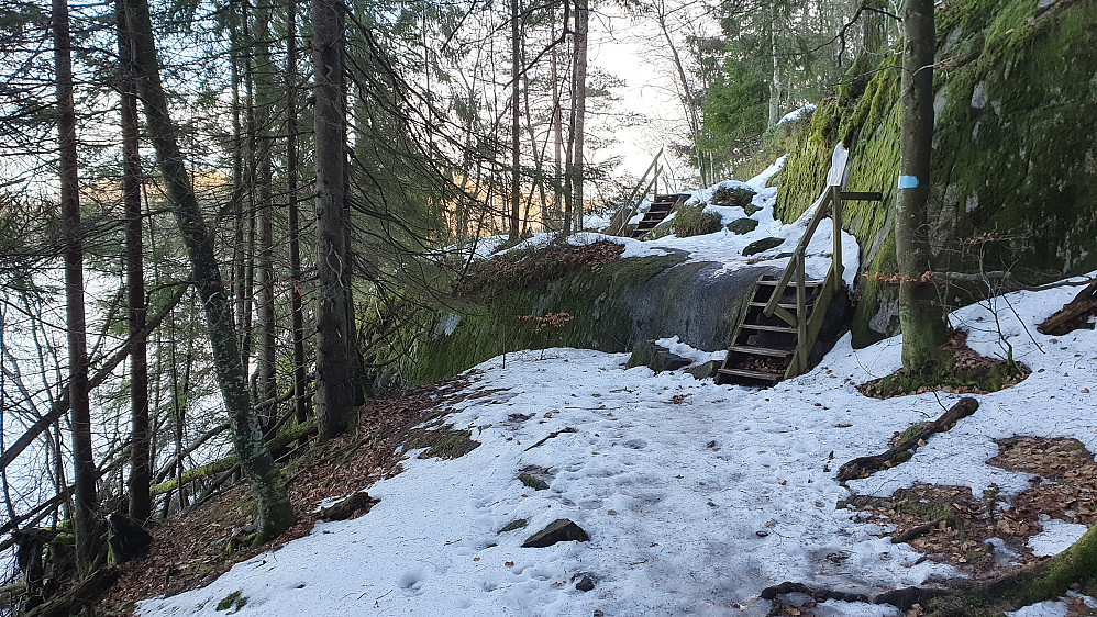 Tilrettelagt med trapper der de naturlige trinnene er litt for høye. Her er jeg like nordøst for Salsås Nordre (222), på stien langs Ulfsbakktjern, som skimtes bak trærne til venstre.