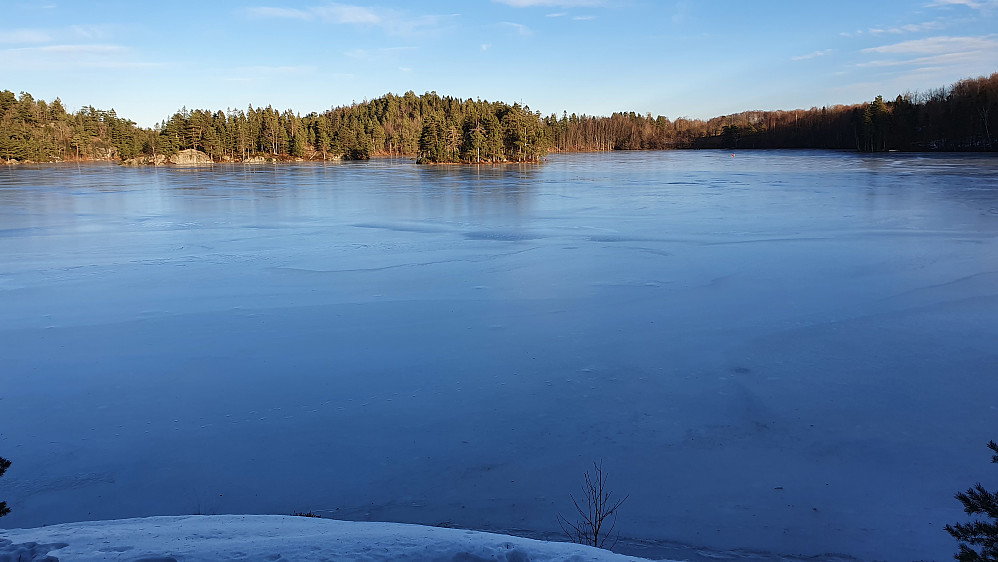 Isen på Ulfsbakktjern så glatt ut i dag. Allikevel var det flere personer utpå isen. Noen ses bak til høyre i bildet.