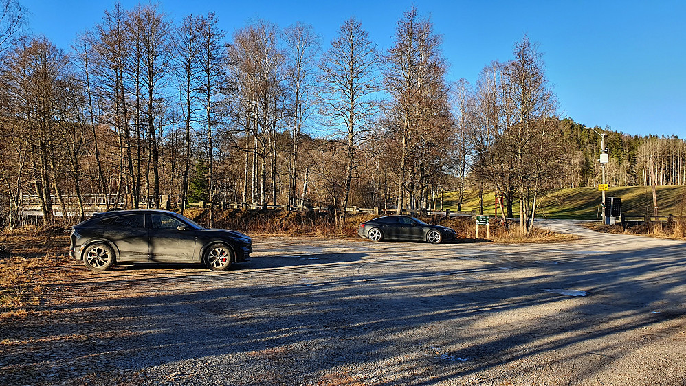 Berby Herregård parkering. Bak trærne skimtes kollene Torgalsås (107) og Nøtås (76), som jeg var oppom på slutten av turen. Sistnevnte ås til høyre.