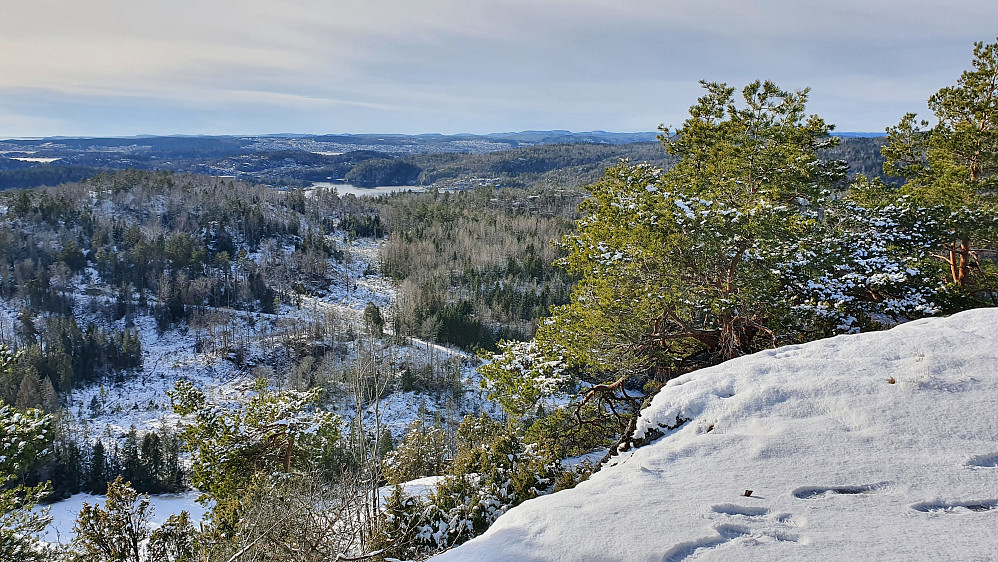 Utsyn mot sørvest fra Storås utsiktspunkt.