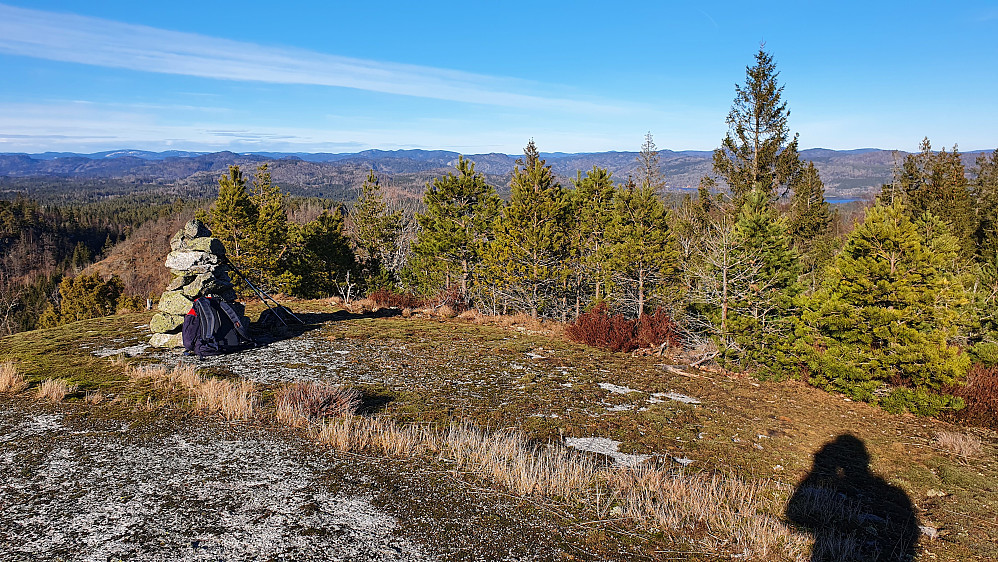 Trivelig og fint på toppen av Skjeggås (253). Her med utsikt nordover.