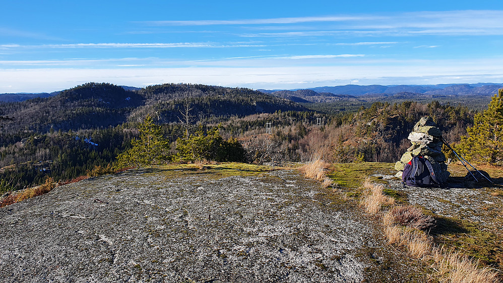 På toppen av Skjeggås (253), med utsikt mot nordvest. Til venstre ses Kjølås (287) og Skrubben (288).