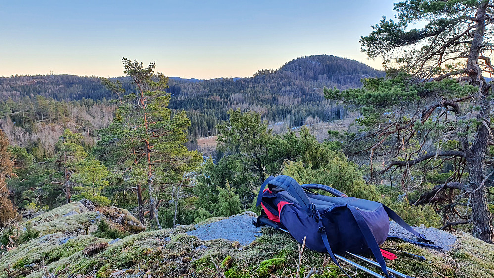 På toppen av Korseikåsen (183). Åsen bak til høyre er Prestskjeggen (254).