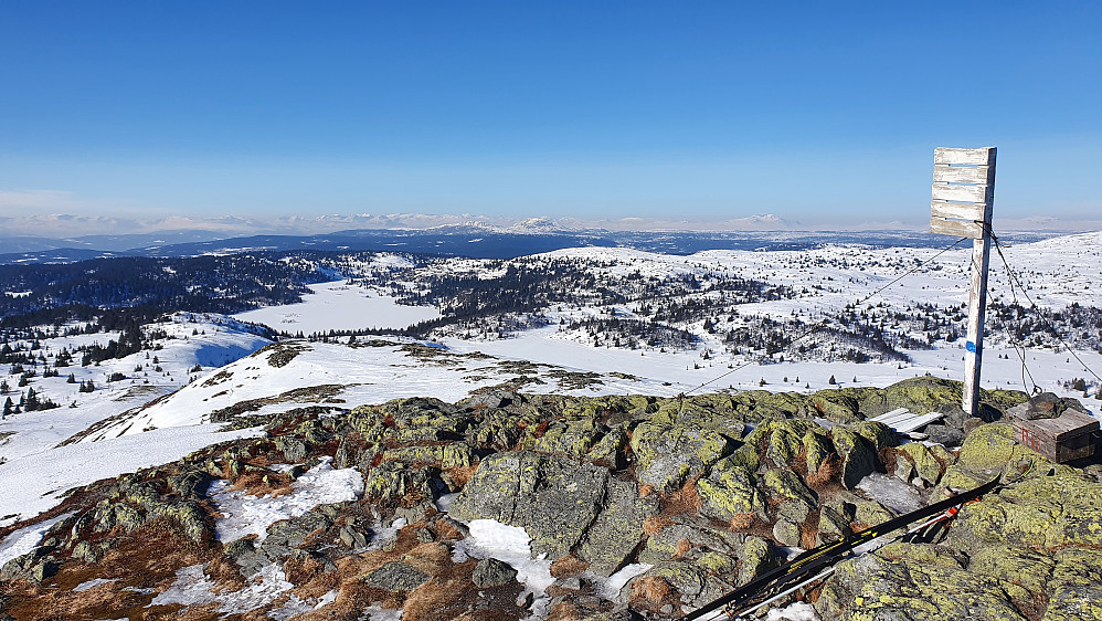 Utsyn mot nordvest fra Binnhovdknatten. Bakerst og litt til venstre er tindene i Jotunheimen. Nærmere og midt i bildet ses Rundemellen. Bak til høyre dominerer Skaget.