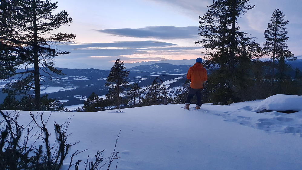 Morten på utsiktspunktet på Mehovd, hvor man ser Jotunheimens tinder helt bakerst.