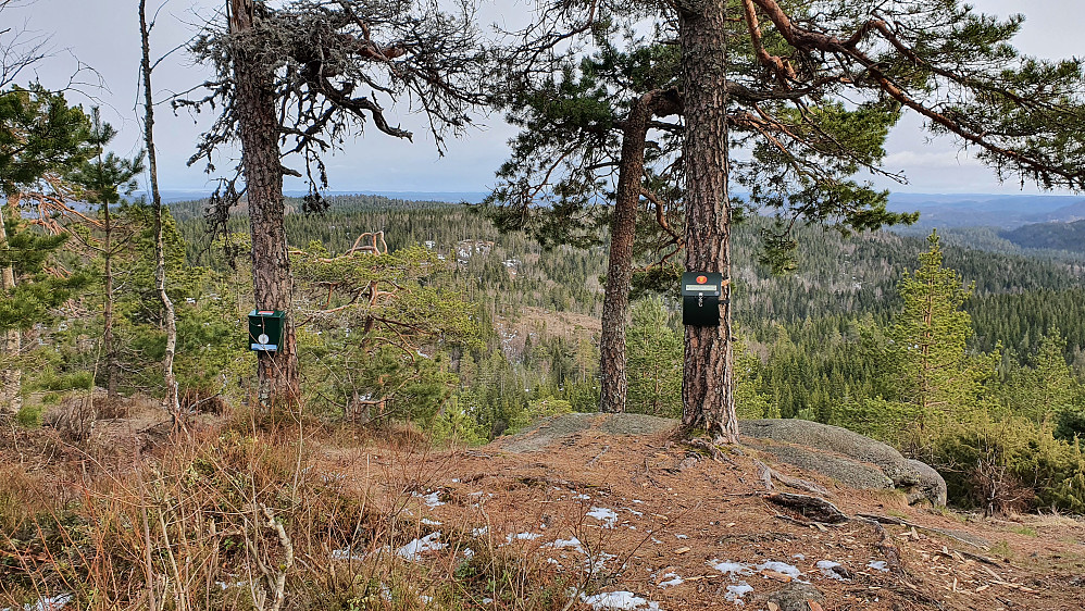 To postkasser på Tyriåsen utsiktspunkt.
