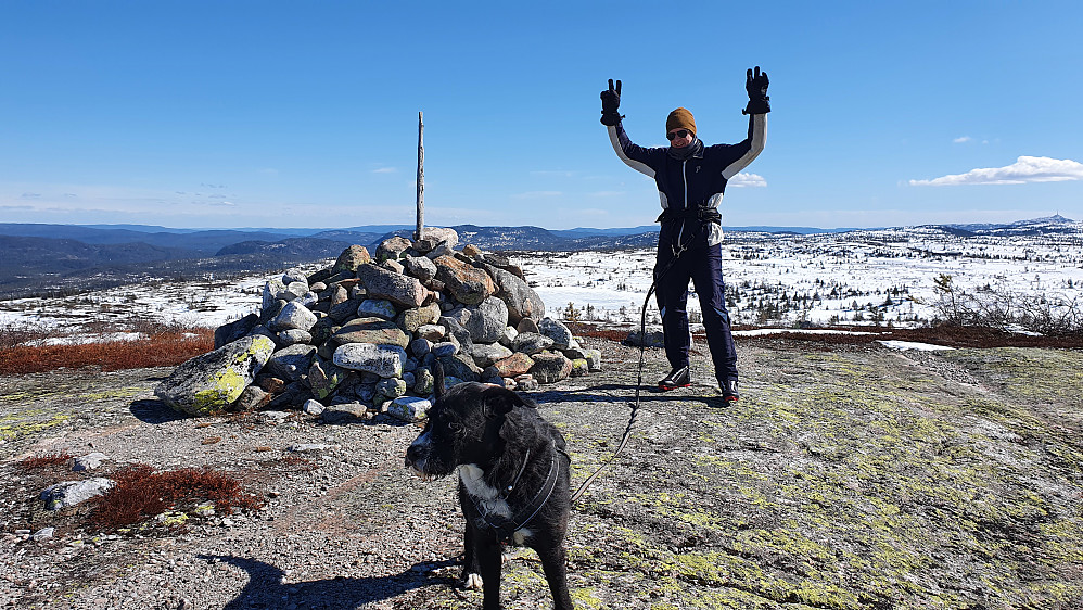 Ikke lett å ta bilde med stødig hånd her i vinden på toppen av Sjuvasstjerntoppen (805)... Bildet tatt mot sørøst.