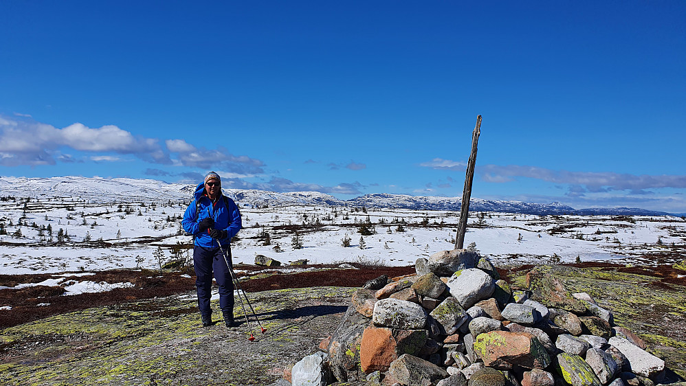 På Sjuvasstjerntoppen (805). I bakgrunnen er rekka med de høyere toppene på Blefjell. Bakerst og nokså midt i bildet ses Åklinuten (1246).