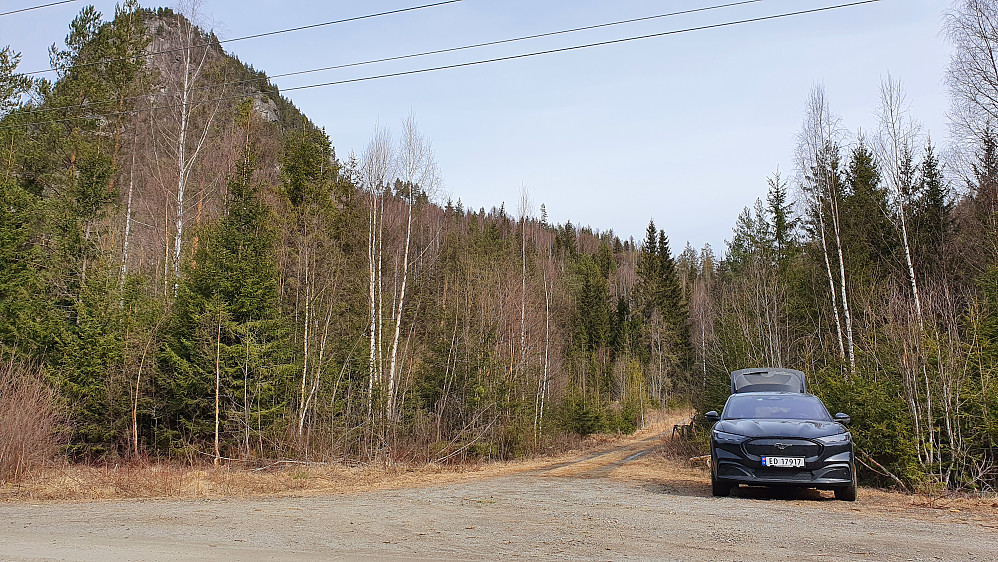 Parkering i krysset hvor skogsbilveien mot Puttesetra tar av. Den veien forsvinner innover i skogen like til venstre for bilen. Puttekollen (509) ses helt oppe til venstre i bildet.