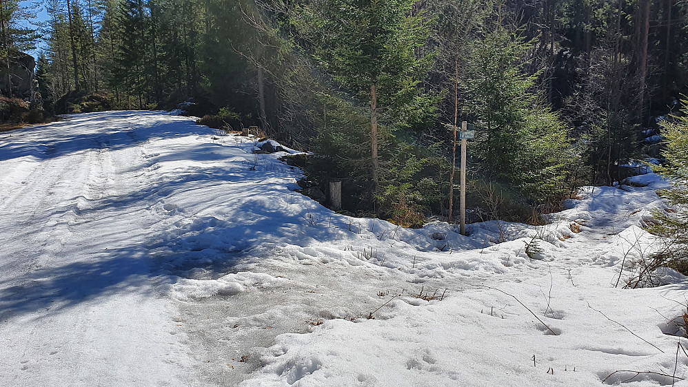 I Skådalen, hvor stien mot Langelandskollen (436) tar av til høyre. Den snødekte grusveien er til venstre.