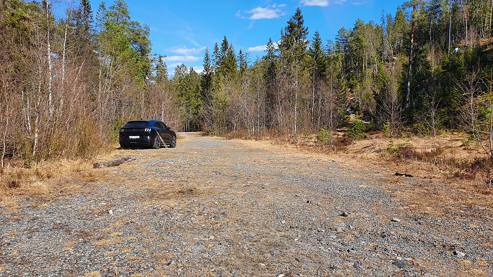 Søre Tovstjenn parkeringsplass. Traktorveien jeg fulgte til turens siste topp, Ullandskollen, ses i skogen til høyre i bildet.