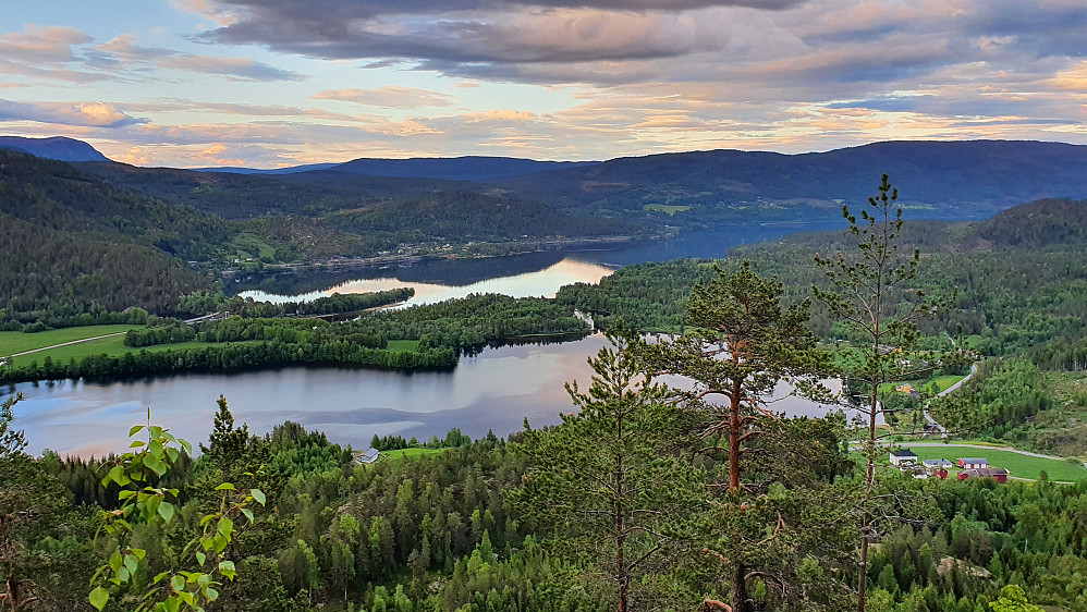 Nydelig utsikt fra trig.punktet på Geitenatten. Her mot blant annet Gulsviktjernet (nærmest) og nordenden på innsjøen Krøderen.