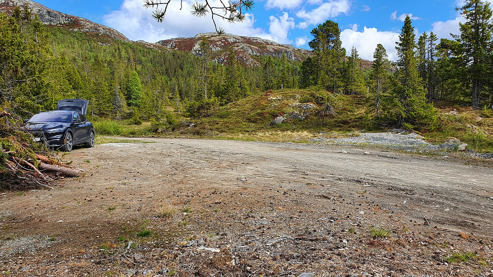 Parkering litt nedenfor Hallandssetre. Toppen i bakgrunnen ca midt i bildet, er Hallandsfjellet Vest-2 (1147), som ble dagens nest siste bestigning.