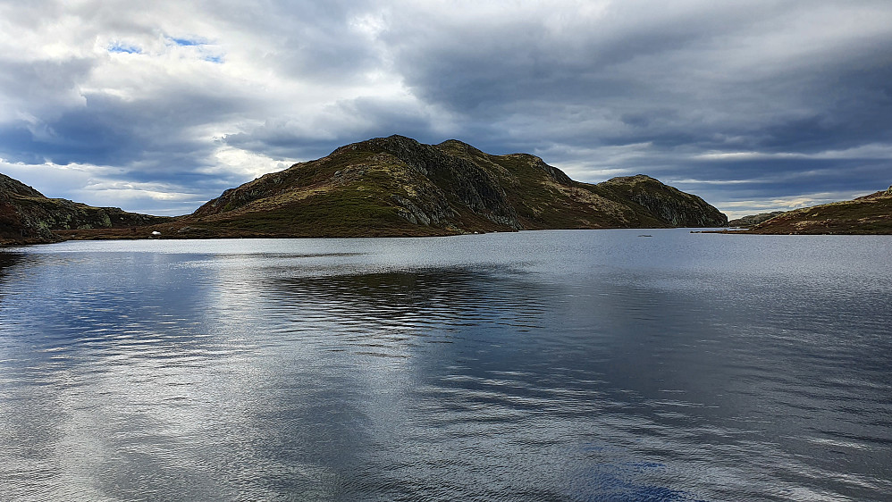 Jeg står ved sørenden av Langevatnet og ser mot fjellryggen jeg nettopp hadde gått over. Temmelig midt i bildet er toppen Nord for Brennatten (1182).