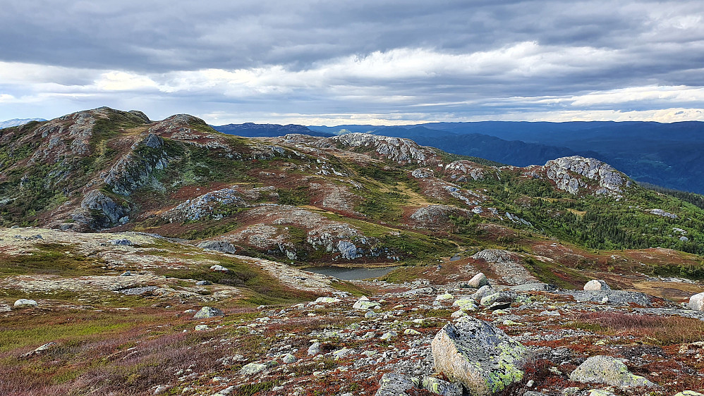 Jeg er på vei nordover og ned mot Rosetåe, som renner ut av Rosetvatnet. Høyeste topp til venstre er Hallandsfjellet (1177). Langt til høyre ses Rosetnatten (1085).