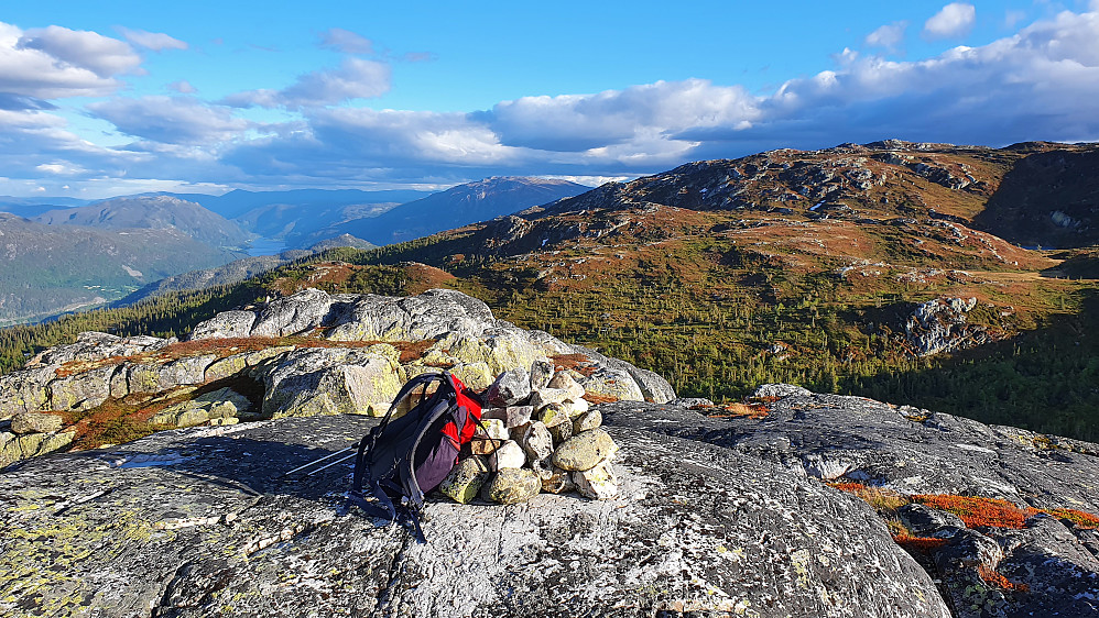 På toppen av Rosetnatten (1085). Utsikt mot sør. Langt nedenfor til venstre er Numedal. Vannet i dalbunnen bak til venstre er Kravikfjorden.