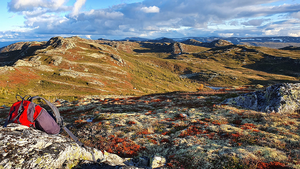 Utsikt sørover fra toppen av Rypenattnuten (1165). Nærmeste fjell til venstre i bildet er Hallandsfjellet (1177), mitt neste turmål.