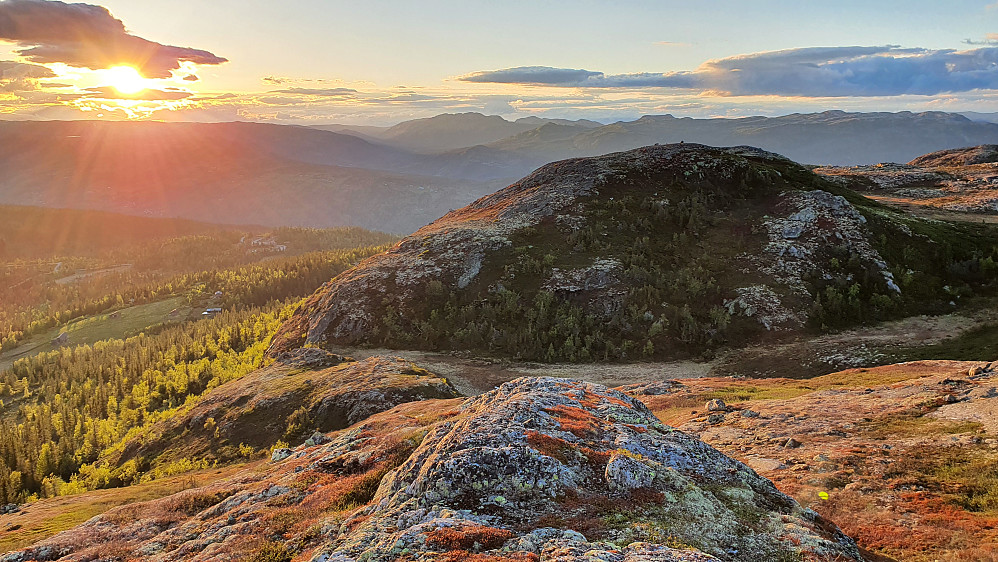 Jeg er på vei ned nordryggen på Hallandsfjellet Vest-2 (1147) og ser mot turens siste topp, Hallandsfjellet Nordvest (1129).