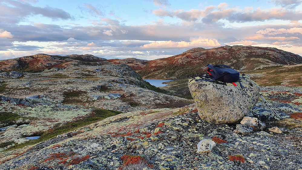 På dagens siste topp, Hallandsfjellet Nordvest (1129). Bak til høyre og over sekken, er Hallandsfjellet (1177).