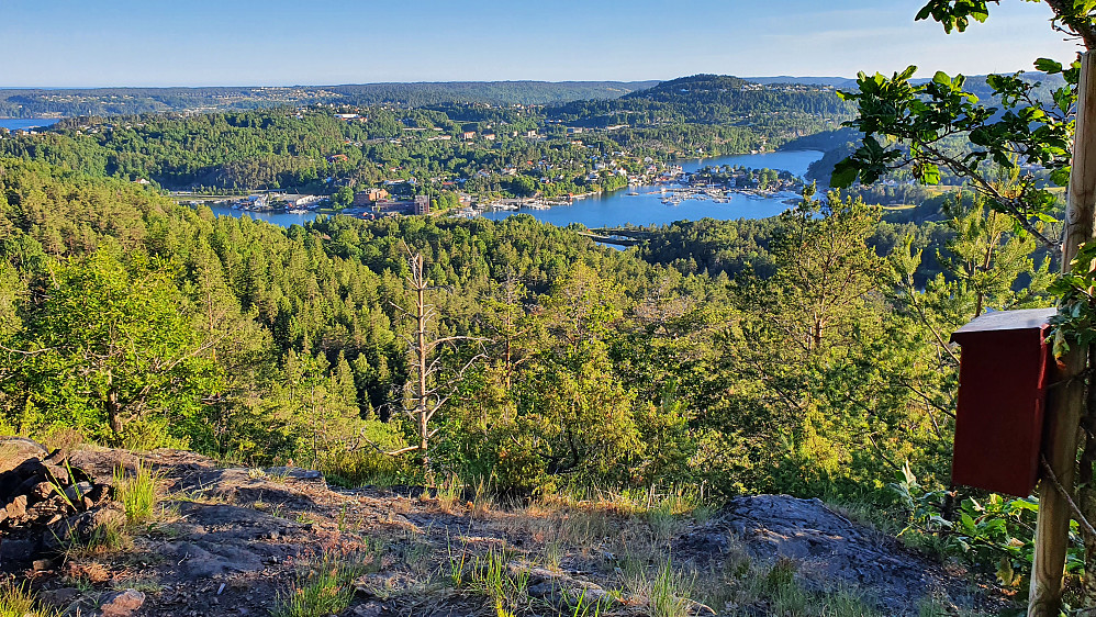 Fra stien til Bjørneknuten var det flere gode utsiktspunkt. Her mot sørvest. Fjorden til høyre er Ytre og Indre Kalstadkilen. 