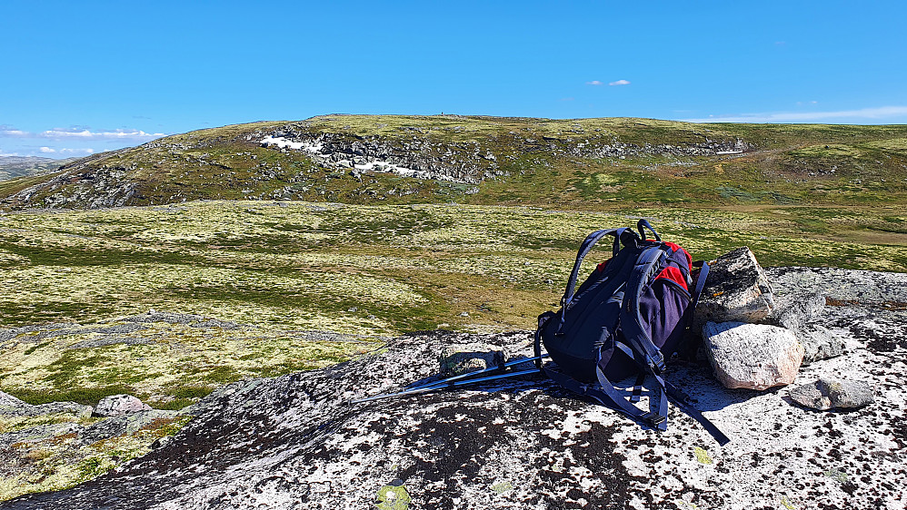 Sekken min ligger på toppen Nordvest for Simlehovde (1306). Bak og temmelig midt i bildet skimtes toppvarden på Simlehovde (1352).