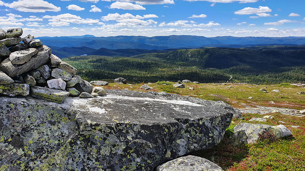 Eneste gang jeg var alene på turen var her på toppen av Søtelifjell (1029). Gaustatoppen ses langt bak til venstre.