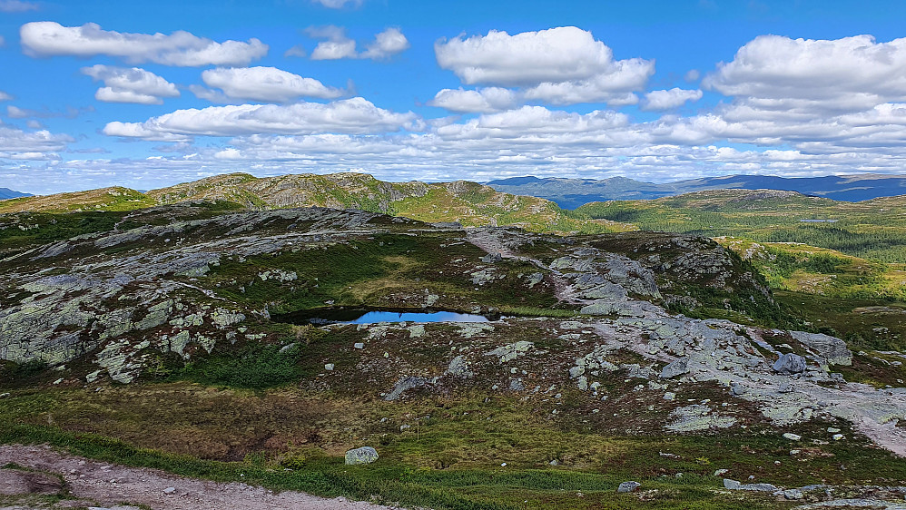 Utsikt mot nord/nordøst fra Bjønneskortenatten (1021). De to høyeste toppene med sol litt til venstre er Søtelifjellet Vest (1067) og Søtelifjellet (1071).