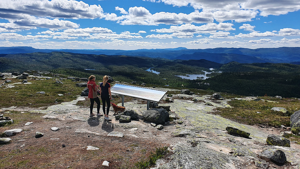 På Bjønneskortenatten (1021), med utsikt mot sørvest. Gaustatoppen (1883) er helt bakerst litt til høyre i bildet.