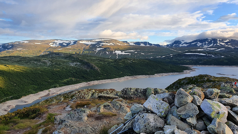 Hallingskarvet sett fra toppen av Einsetnuten (1245). Det kraftig nedtappede vannet nedenfor er Strandavatnet.