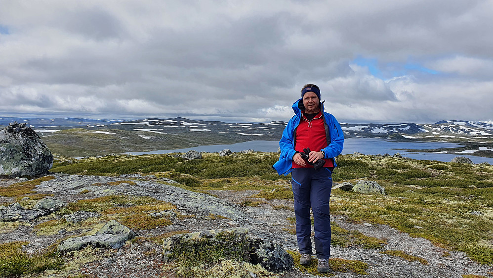 På toppen av Øklenutan (1280). Utsikt mot vest. Bak og litt til venstre ses Halnekollen (1358), med masta på toppen.